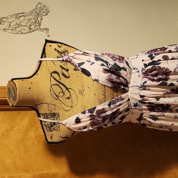 Florens Cream floral maxi dress with open back - Picture 5 of 8